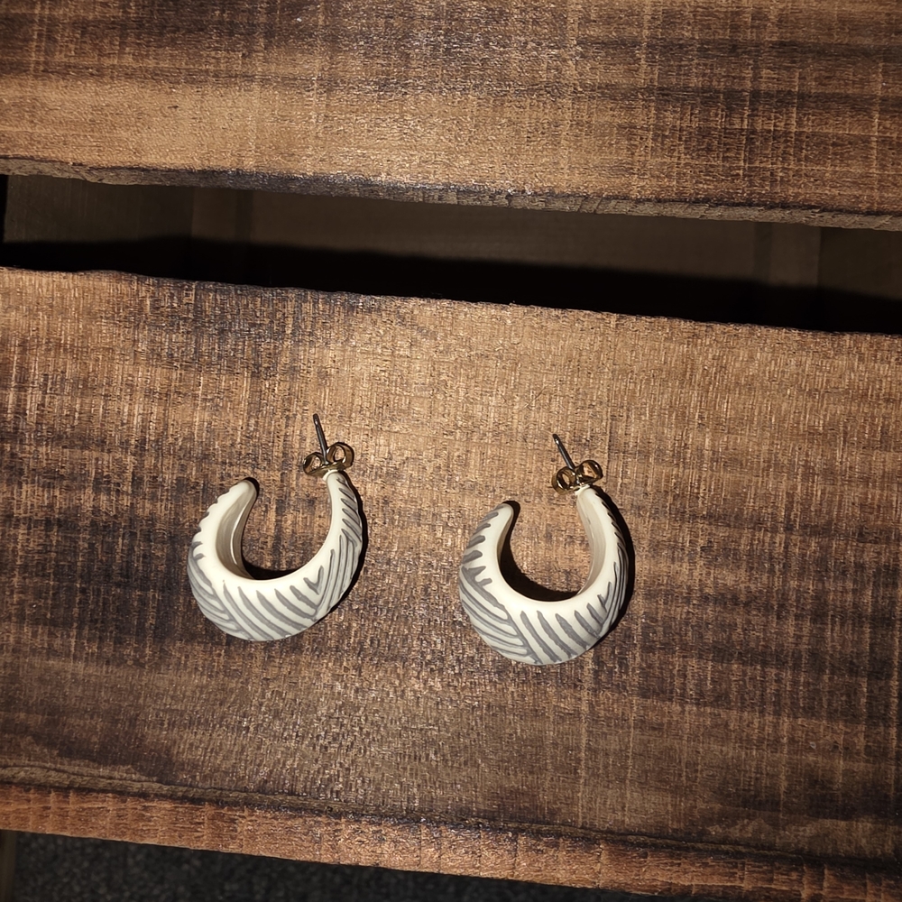 Vintage Avon White and Gray Hoop Earrings